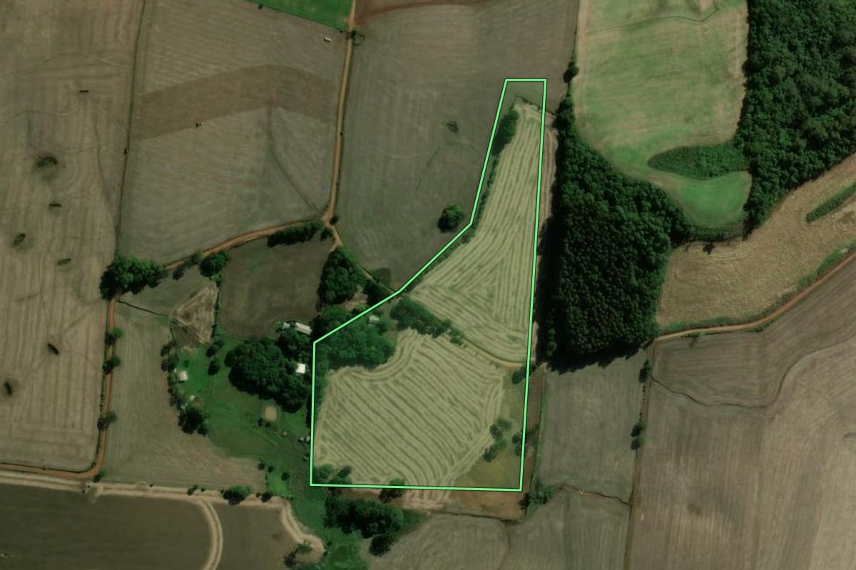 Imagem de satélite do imóvel rural em São José do Ouro (RS), com o contorno declarado no CAR desenhado por cima.