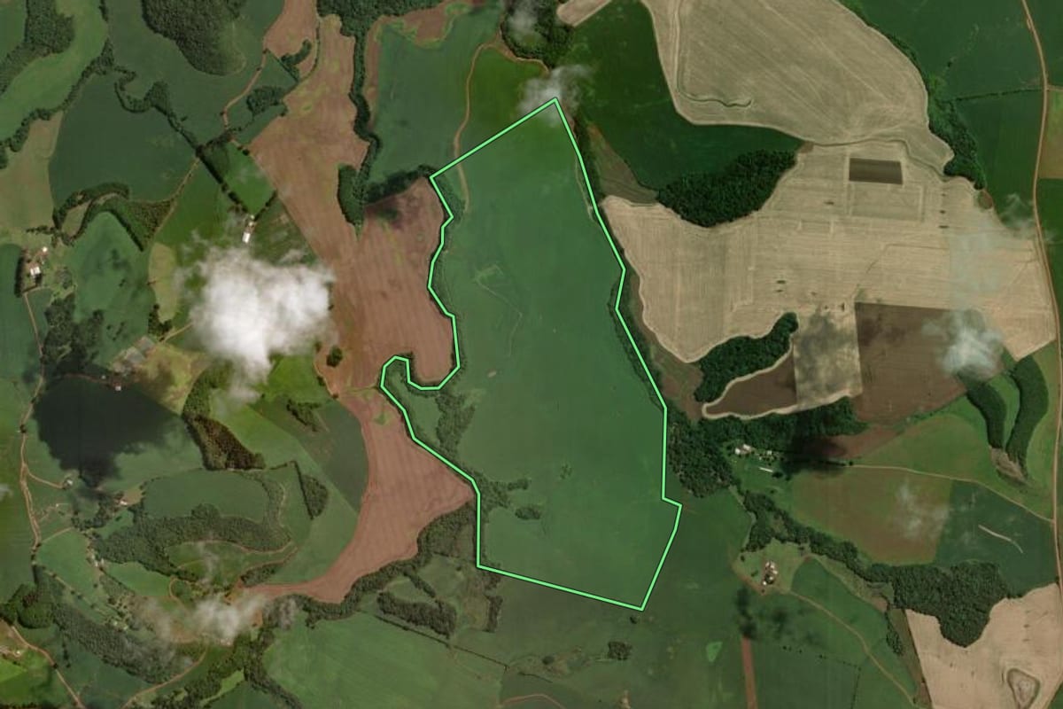 Imagem de satélite do imóvel rural em São José do Ouro (RS), com o contorno declarado no CAR desenhado por cima.