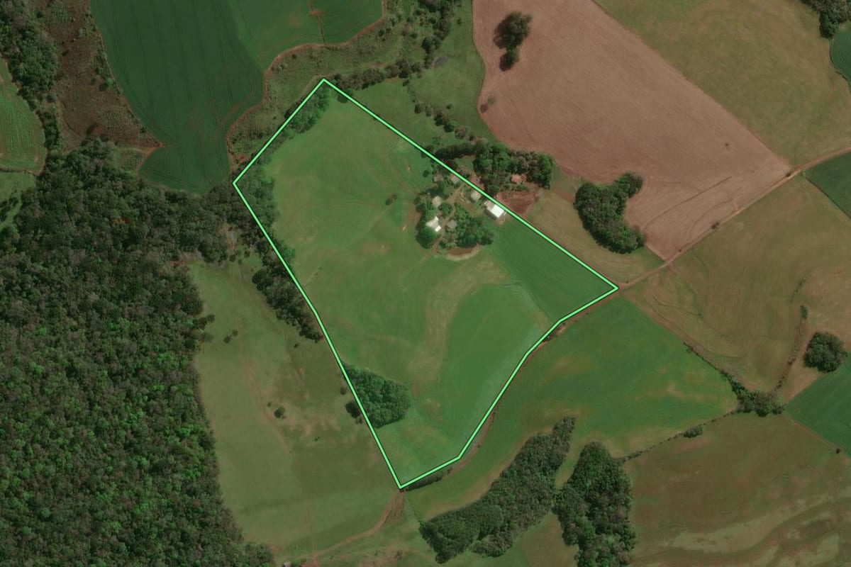 Imagem de satélite do imóvel rural em São José do Ouro (RS), com o contorno declarado no CAR desenhado por cima.