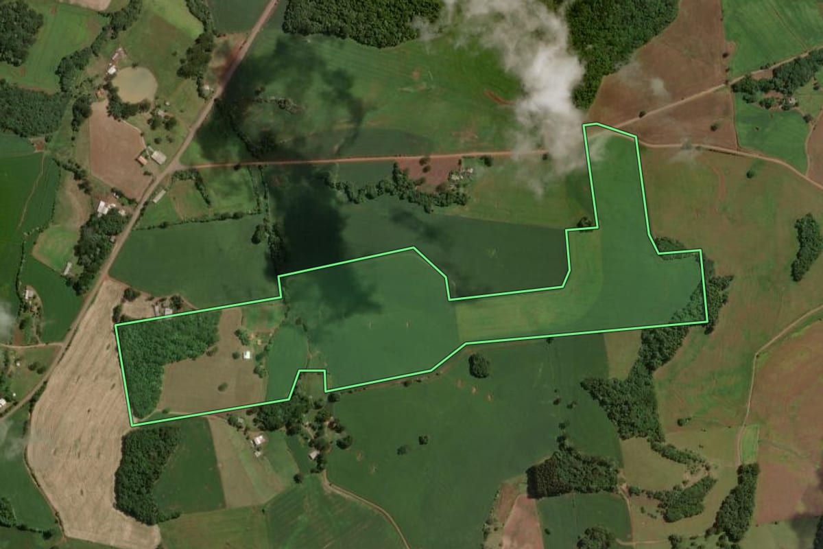 Imagem de satélite do imóvel rural em São José do Ouro (RS), com o contorno declarado no CAR desenhado por cima.