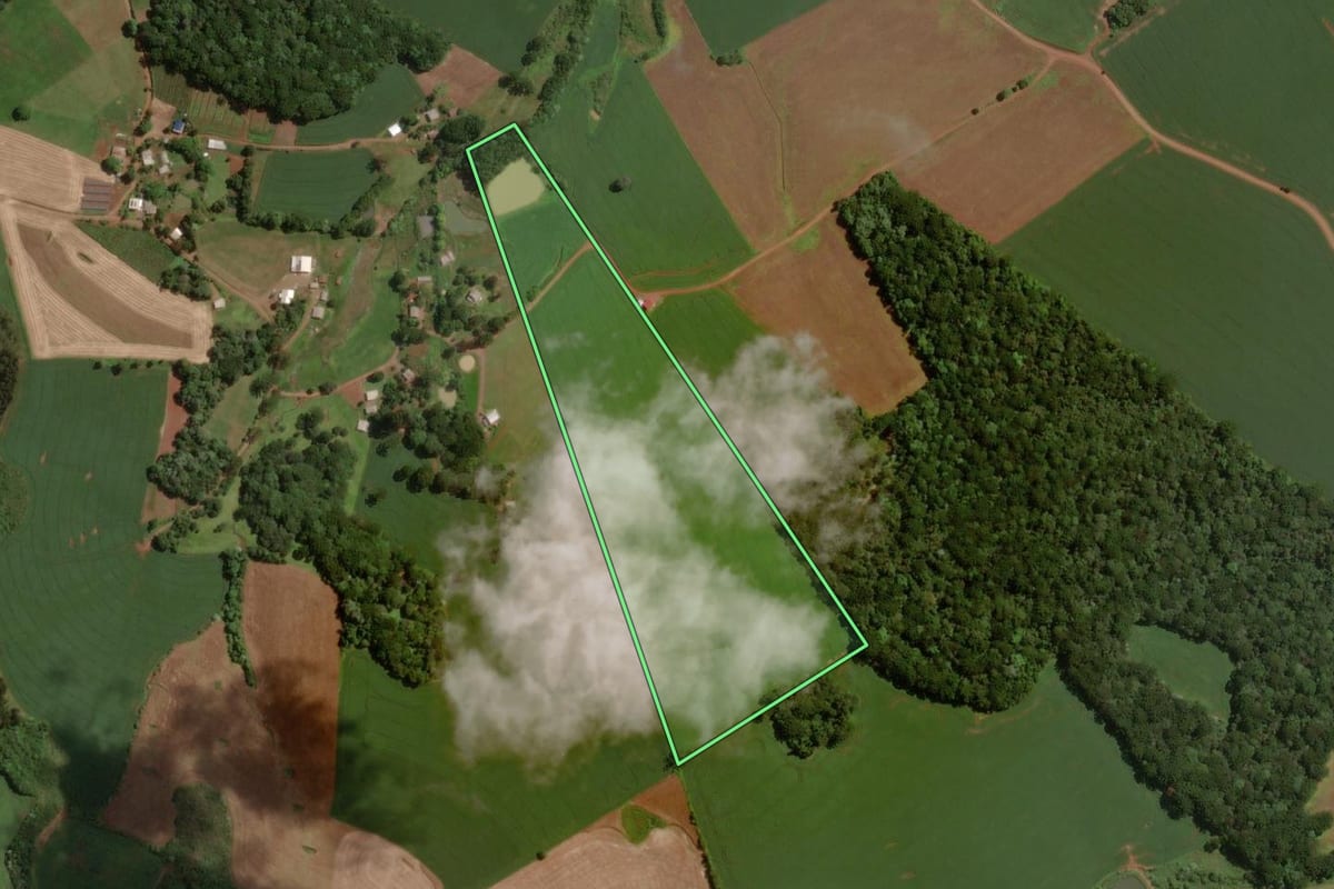 Imagem de satélite do imóvel rural em São José do Ouro (RS), com o contorno declarado no CAR desenhado por cima.