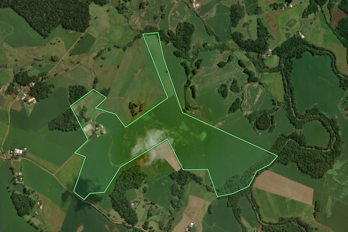 Imagem de satélite do imóvel rural em São José do Ouro (RS), com o contorno declarado no CAR desenhado por cima.