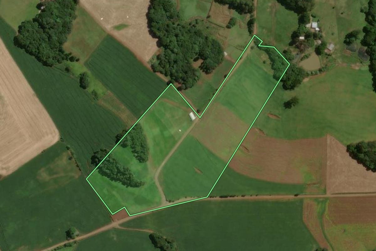 Imagem de satélite do imóvel rural em São José do Ouro (RS), com o contorno declarado no CAR desenhado por cima.