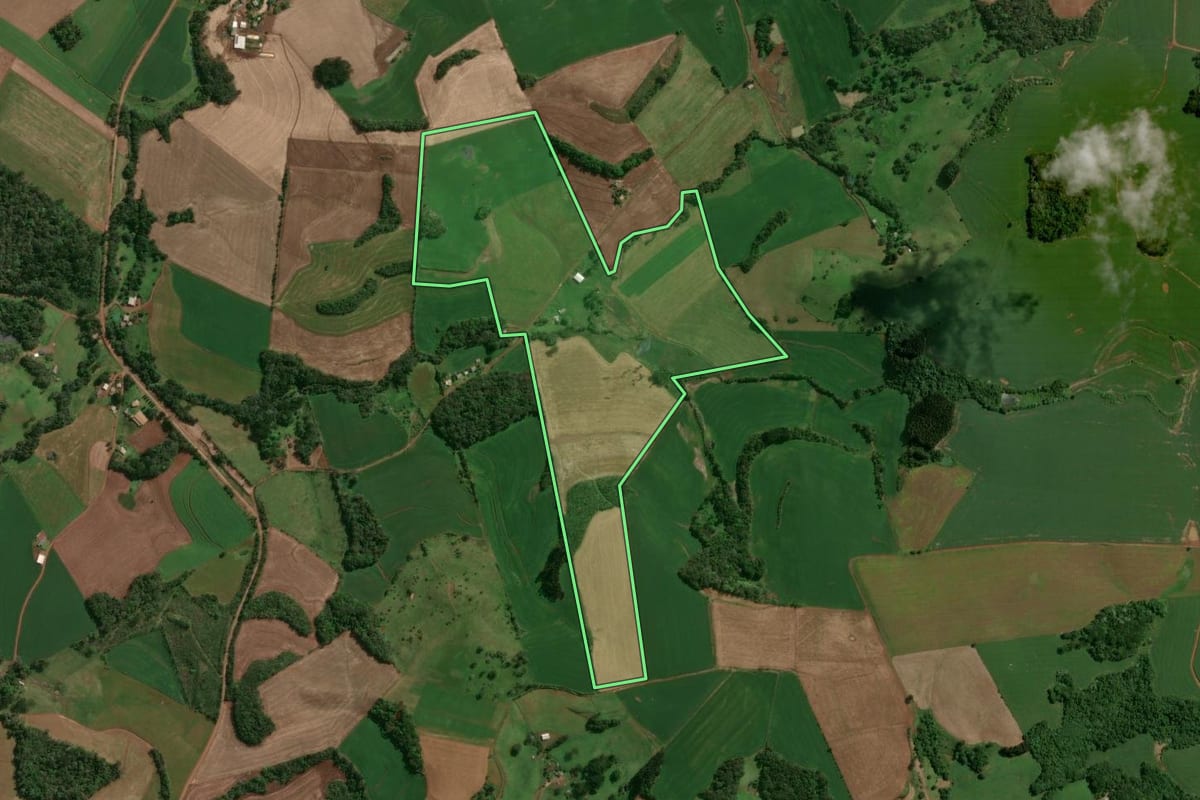 Imagem de satélite do imóvel rural em São José do Ouro (RS), com o contorno declarado no CAR desenhado por cima.