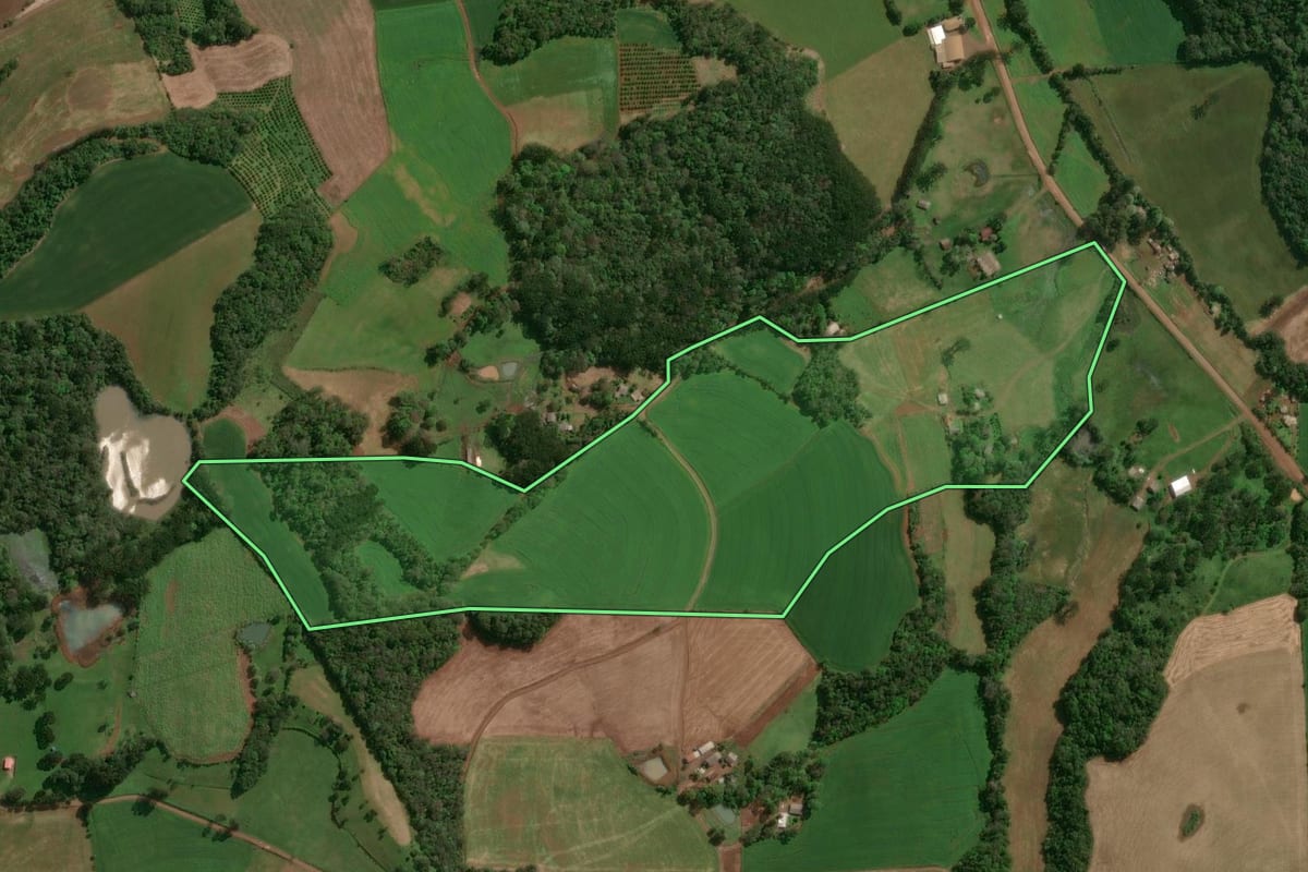 Imagem de satélite do imóvel rural em São José do Ouro (RS), com o contorno declarado no CAR desenhado por cima.