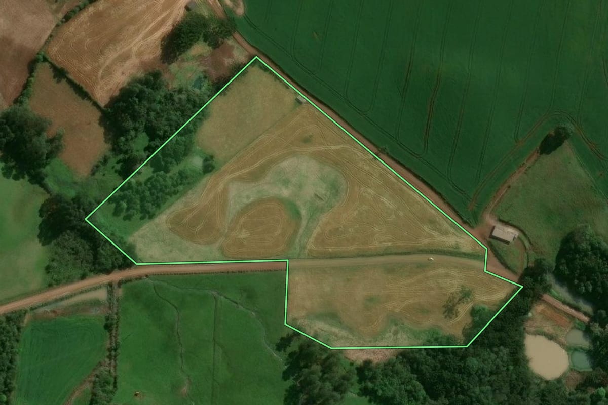 Imagem de satélite do imóvel rural em São José do Ouro (RS), com o contorno declarado no CAR desenhado por cima.