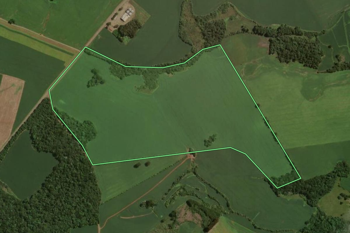 Imagem de satélite do imóvel rural em São José do Ouro (RS), com o contorno declarado no CAR desenhado por cima.