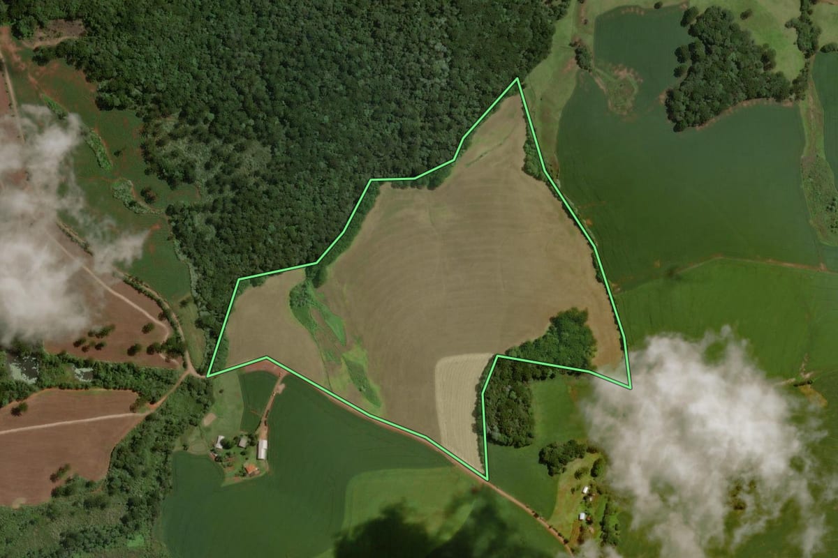 Imagem de satélite do imóvel rural em São José do Ouro (RS), com o contorno declarado no CAR desenhado por cima.