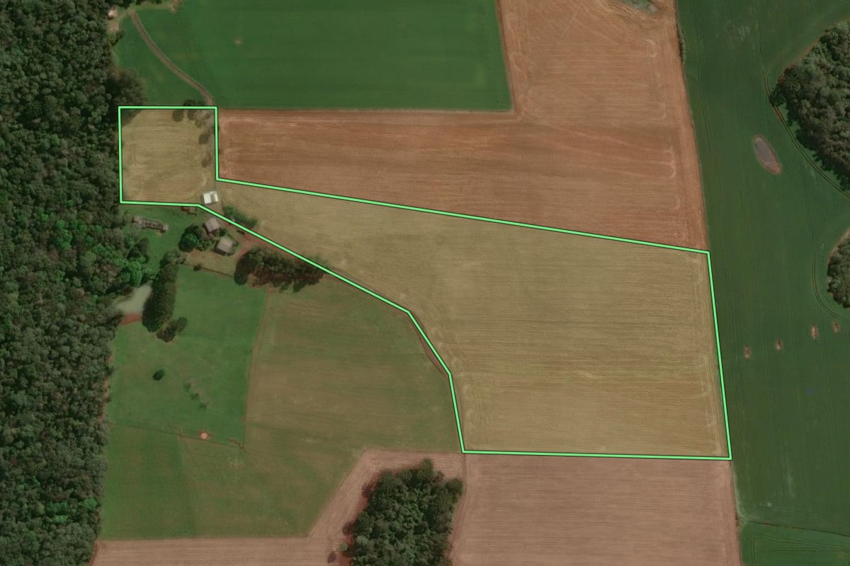 Imagem de satélite do imóvel rural em São José do Ouro (RS), com o contorno declarado no CAR desenhado por cima.