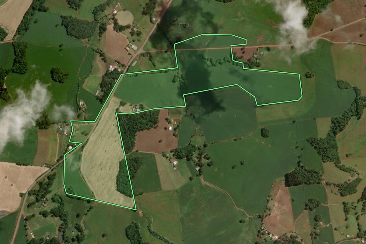 Imagem de satélite do imóvel rural em São José do Ouro (RS), com o contorno declarado no CAR desenhado por cima.
