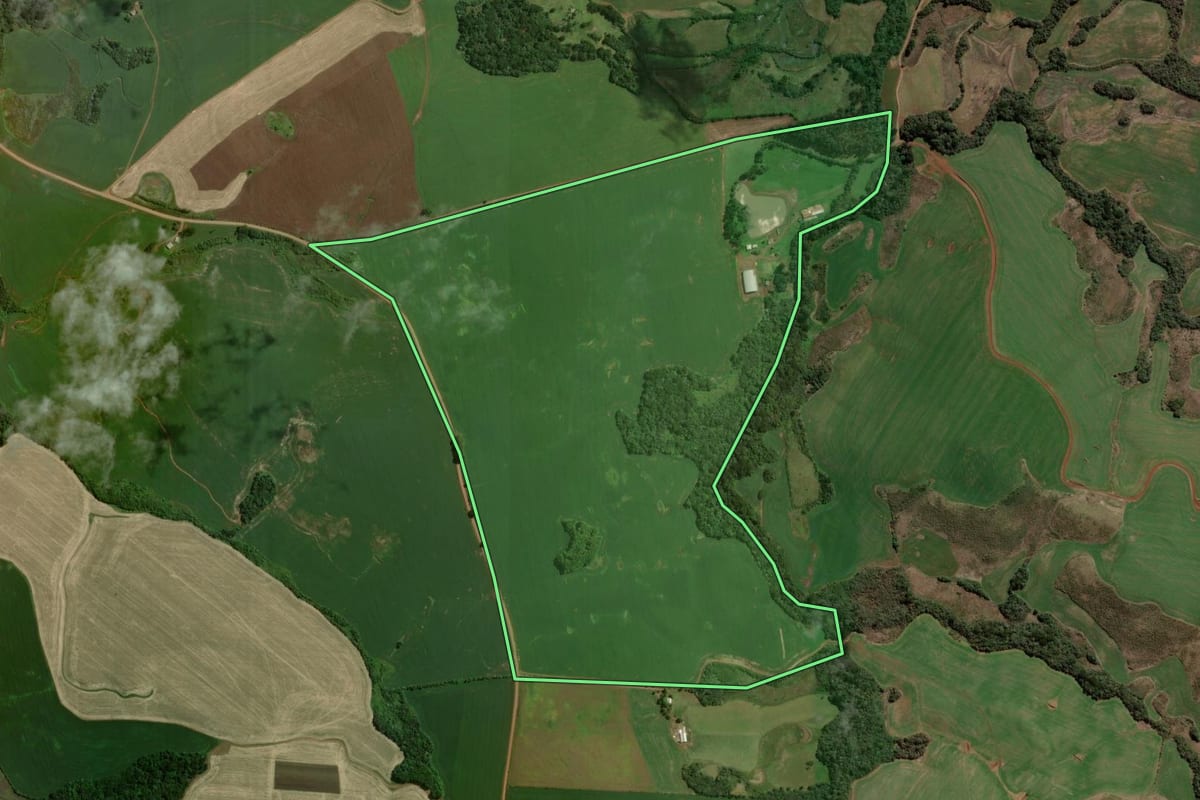 Imagem de satélite do imóvel rural em São José do Ouro (RS), com o contorno declarado no CAR desenhado por cima.
