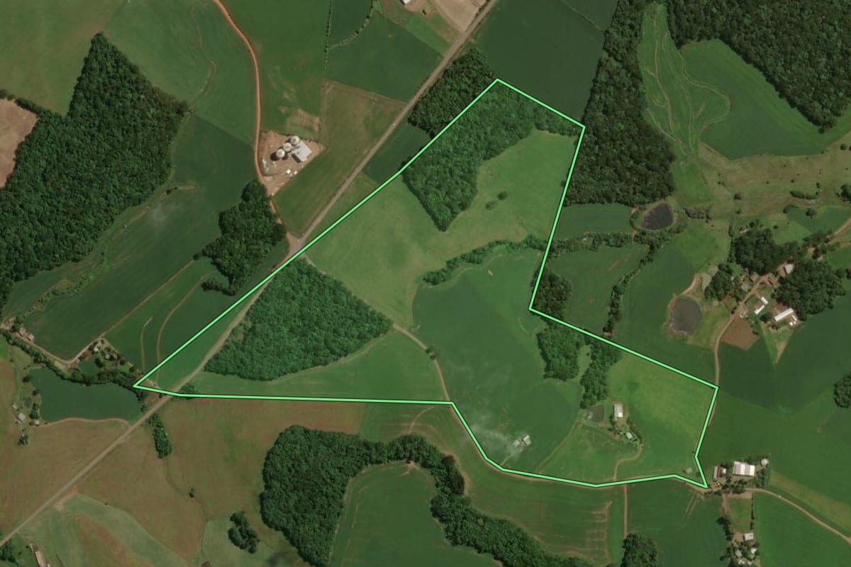 Imagem de satélite do imóvel rural em São José do Ouro (RS), com o contorno declarado no CAR desenhado por cima.