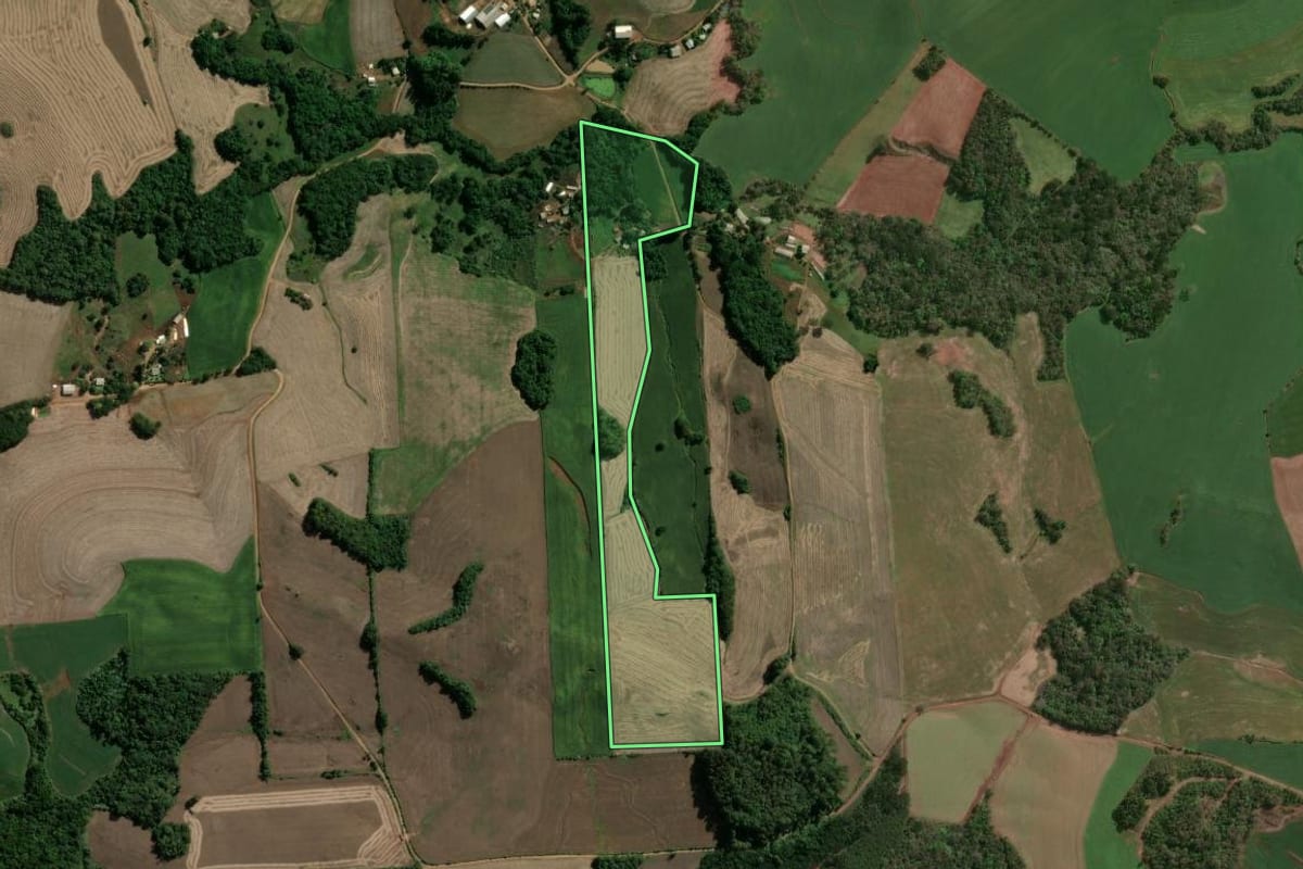 Imagem de satélite do imóvel rural em São José do Ouro (RS), com o contorno declarado no CAR desenhado por cima.