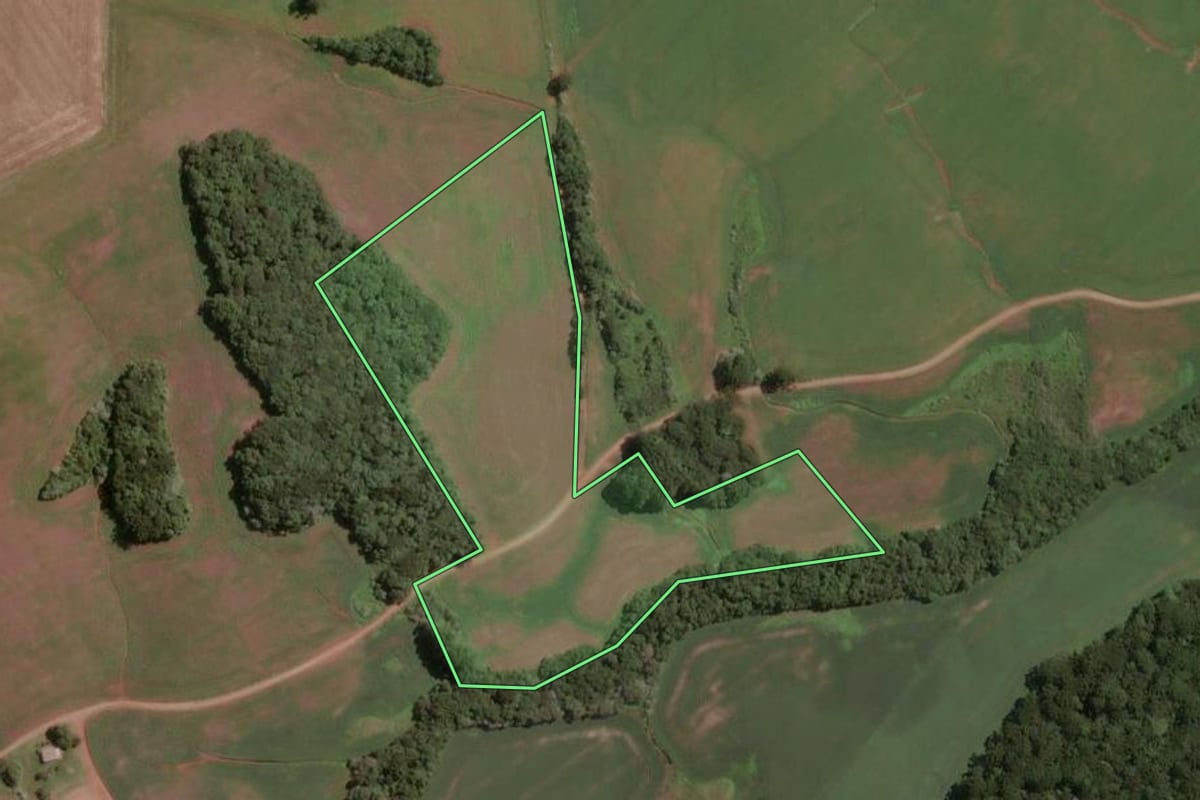 Imagem de satélite do imóvel rural em São José do Ouro (RS), com o contorno declarado no CAR desenhado por cima.