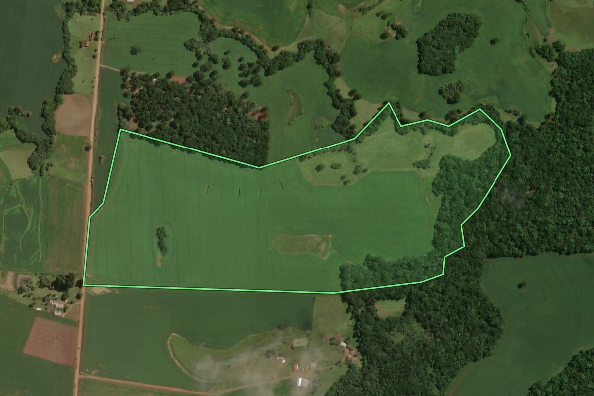 Imagem de satélite do imóvel rural em São José do Ouro (RS), com o contorno declarado no CAR desenhado por cima.