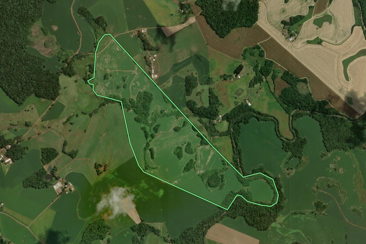 Imagem de satélite do imóvel rural em São José do Ouro (RS), com o contorno declarado no CAR desenhado por cima.