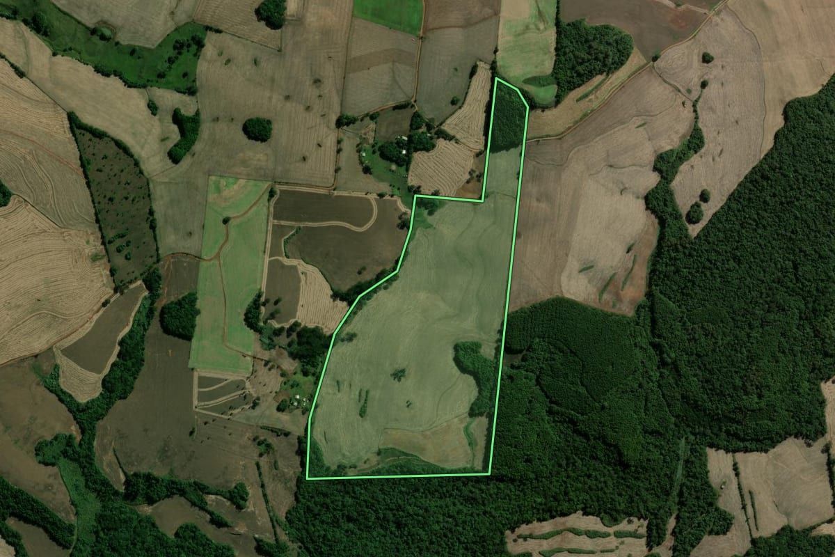 Imagem de satélite do imóvel rural em São José do Ouro (RS), com o contorno declarado no CAR desenhado por cima.