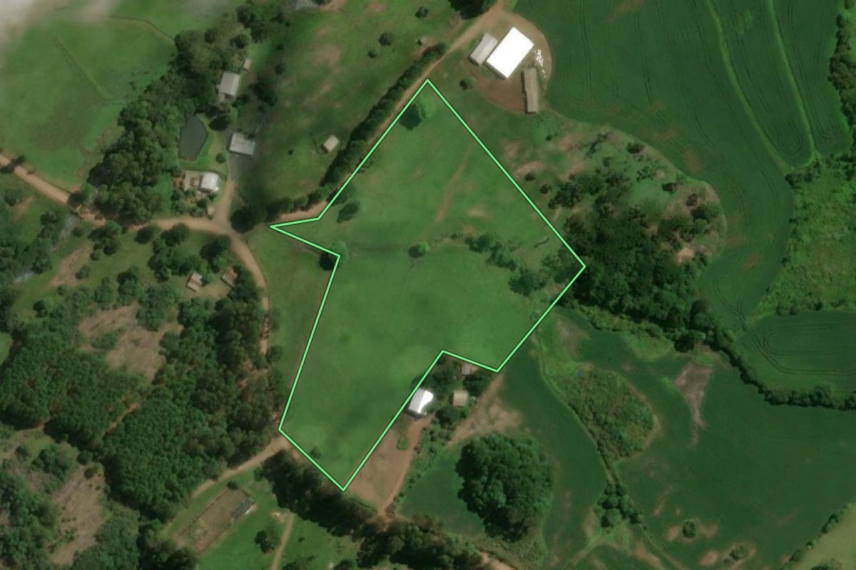 Imagem de satélite do imóvel rural em São José do Ouro (RS), com o contorno declarado no CAR desenhado por cima.