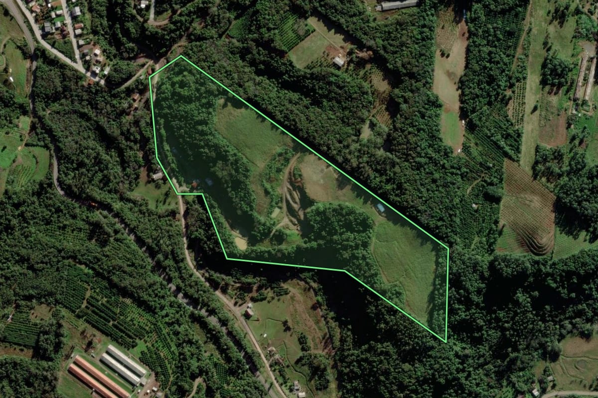 Imagem de satélite do imóvel rural em São José do Sul (RS), com o contorno declarado no CAR desenhado por cima.