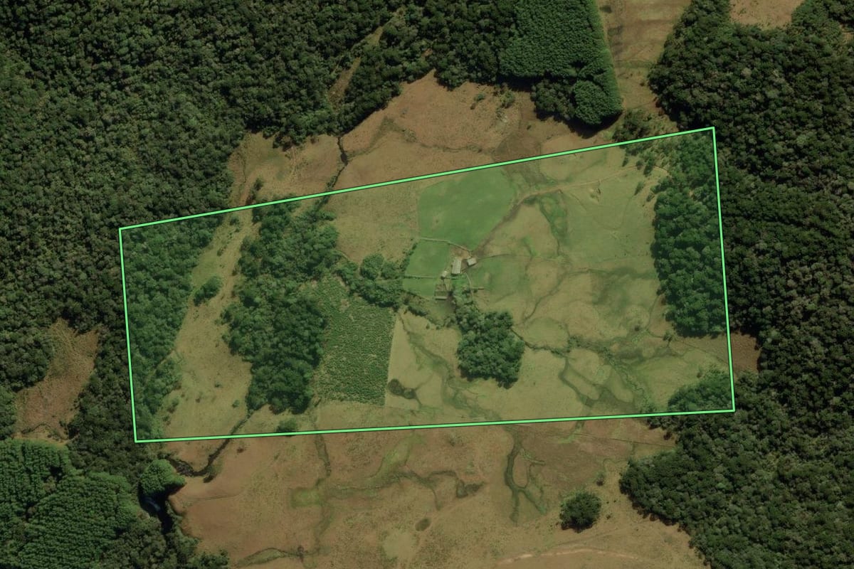 Imagem de satélite do imóvel rural em São José dos Ausentes (RS), com o contorno declarado no CAR desenhado por cima.