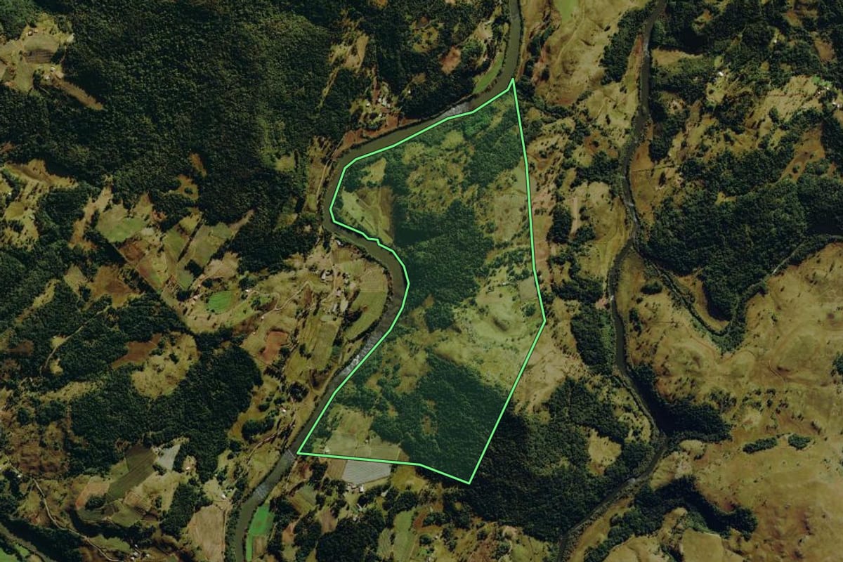 Imagem de satélite do imóvel rural em São José dos Ausentes (RS), com o contorno declarado no CAR desenhado por cima.
