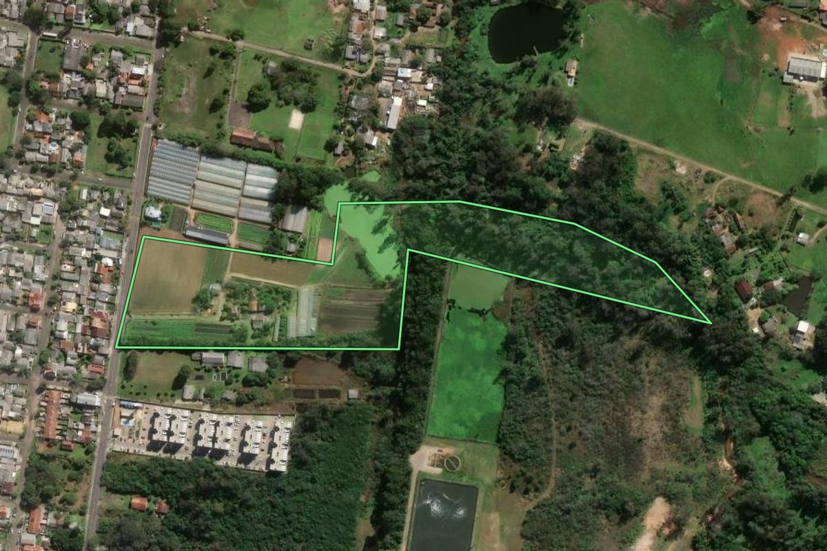 Imagem de satélite do imóvel rural em São Leopoldo (RS), com o contorno declarado no CAR desenhado por cima.