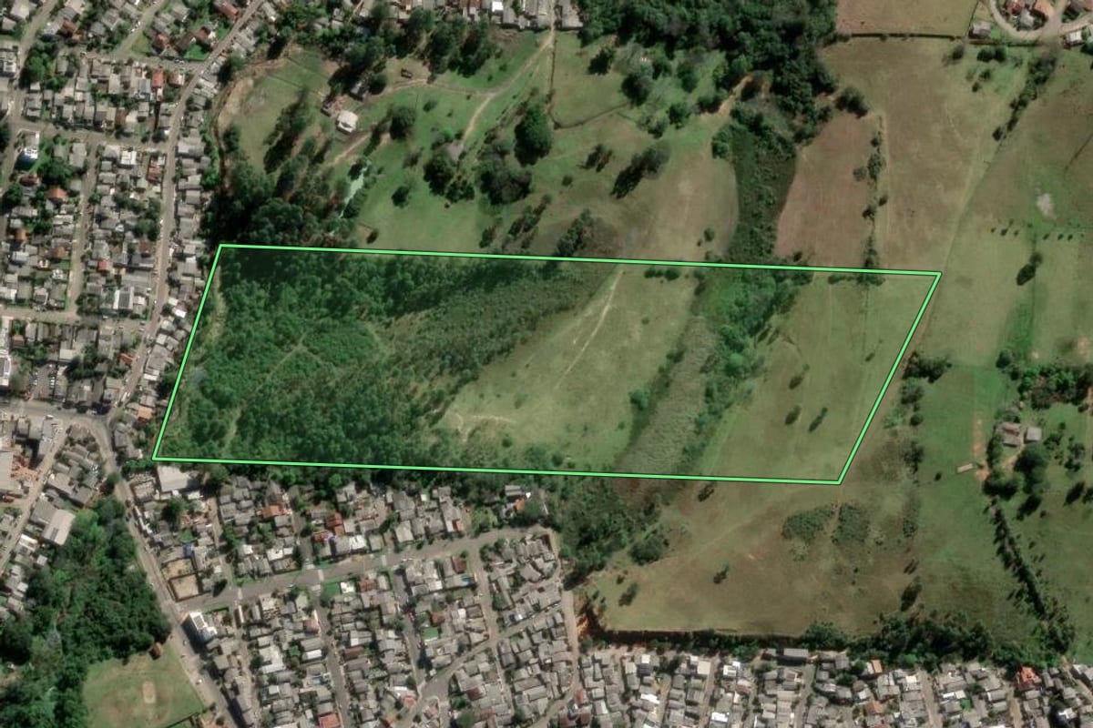Imagem de satélite do imóvel rural em São Leopoldo (RS), com o contorno declarado no CAR desenhado por cima.