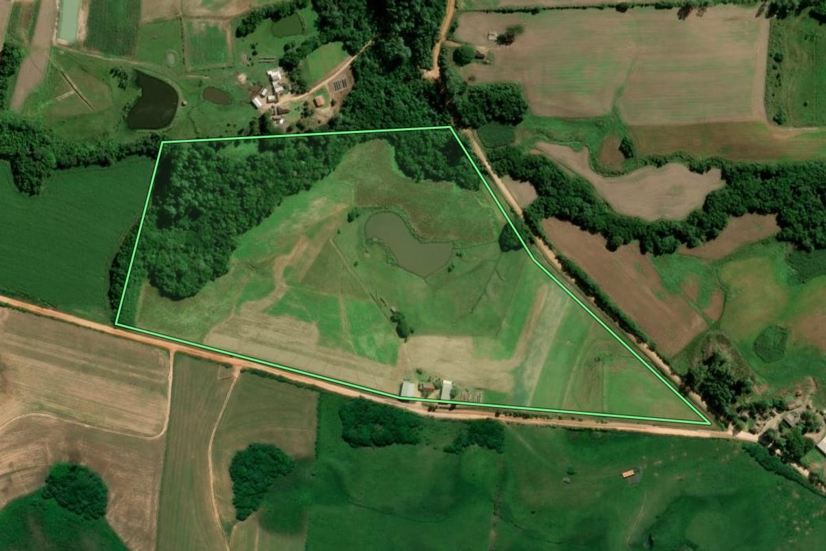 Imagem de satélite do imóvel rural em São Lourenço do Sul (RS), com o contorno declarado no CAR desenhado por cima.