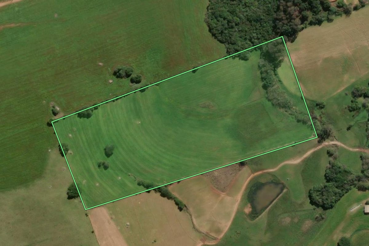 Imagem de satélite do imóvel rural em São Lourenço do Sul (RS), com o contorno declarado no CAR desenhado por cima.