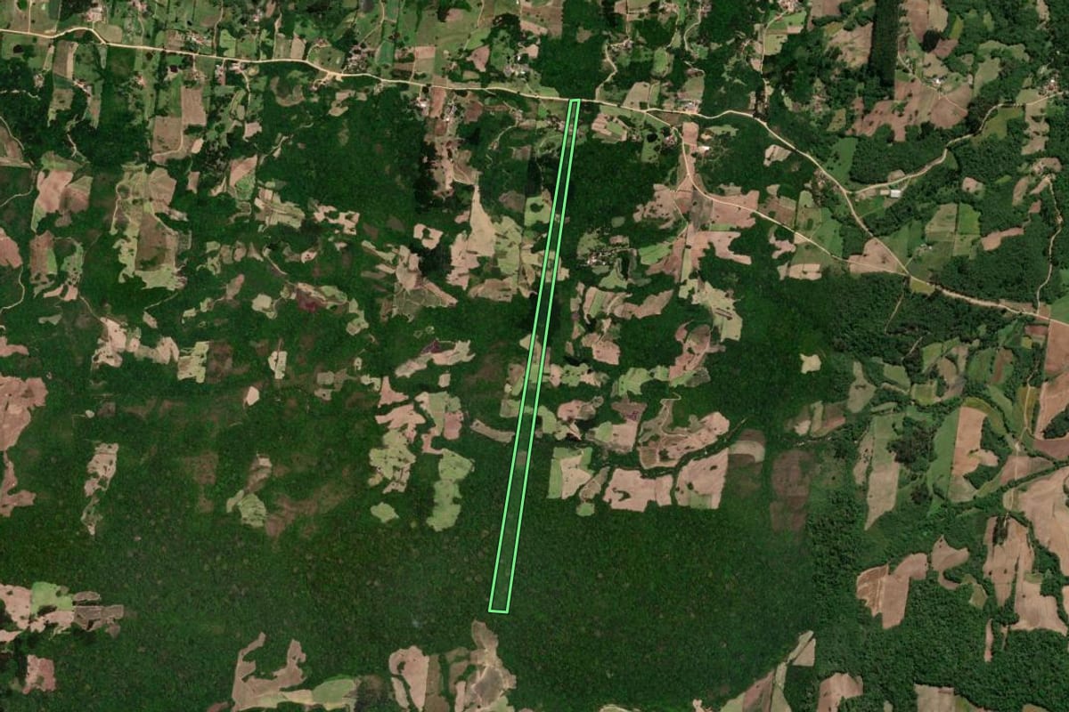 Imagem de satélite do imóvel rural em São Lourenço do Sul (RS), com o contorno declarado no CAR desenhado por cima.