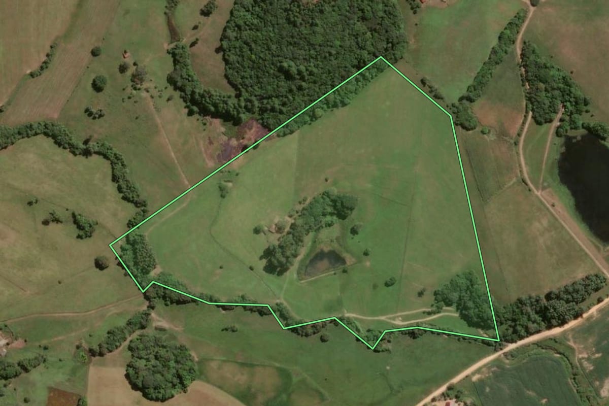 Imagem de satélite do imóvel rural em São Lourenço do Sul (RS), com o contorno declarado no CAR desenhado por cima.