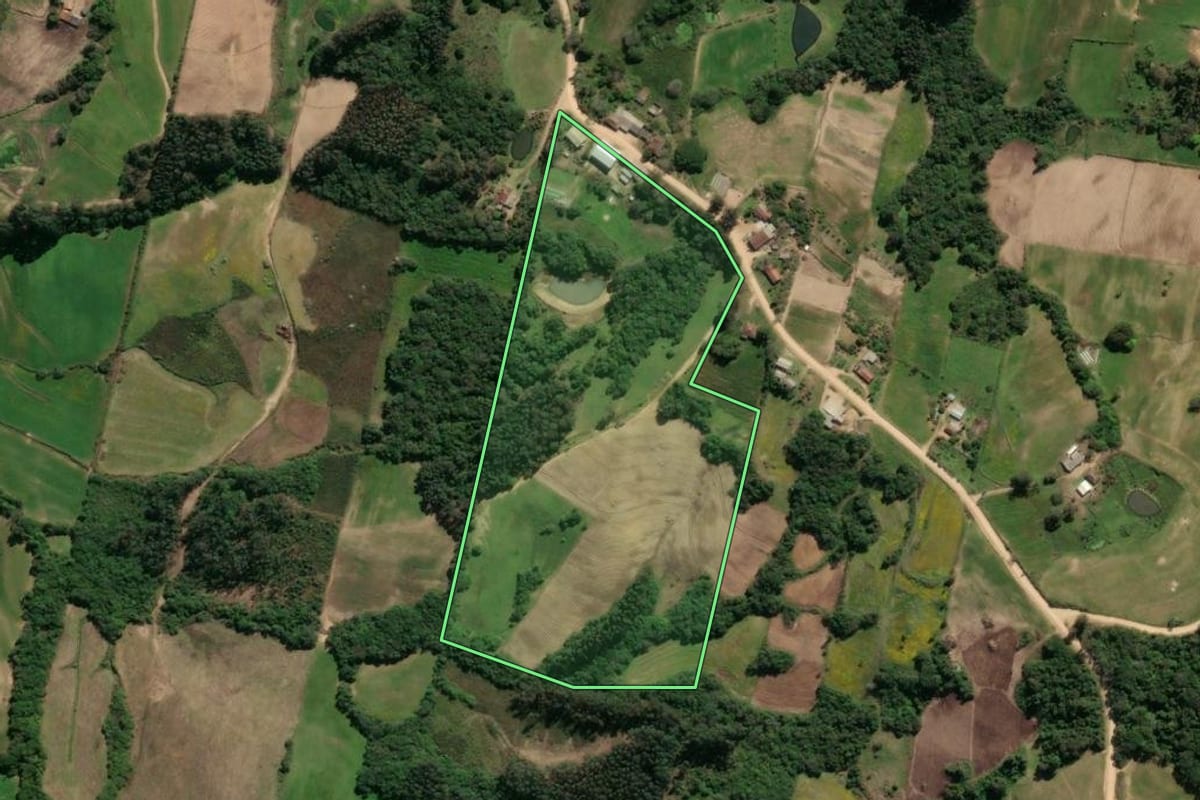 Imagem de satélite do imóvel rural em São Lourenço do Sul (RS), com o contorno declarado no CAR desenhado por cima.