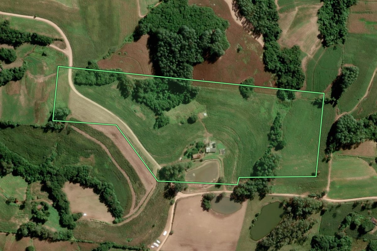 Imagem de satélite do imóvel rural em São Lourenço do Sul (RS), com o contorno declarado no CAR desenhado por cima.