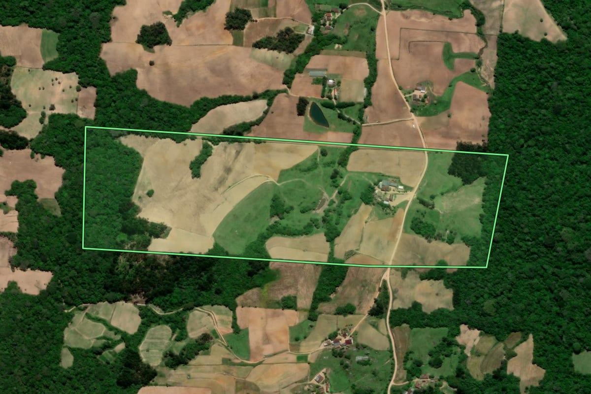 Imagem de satélite do imóvel rural em São Lourenço do Sul (RS), com o contorno declarado no CAR desenhado por cima.