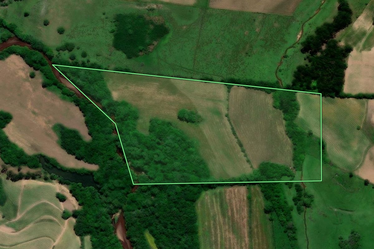 Imagem de satélite do imóvel rural em São Lourenço do Sul (RS), com o contorno declarado no CAR desenhado por cima.