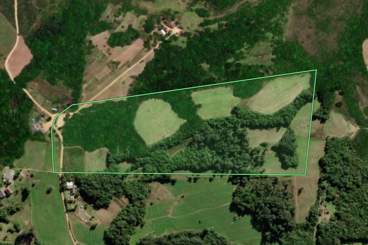 Imagem de satélite do imóvel rural em São Lourenço do Sul (RS), com o contorno declarado no CAR desenhado por cima.