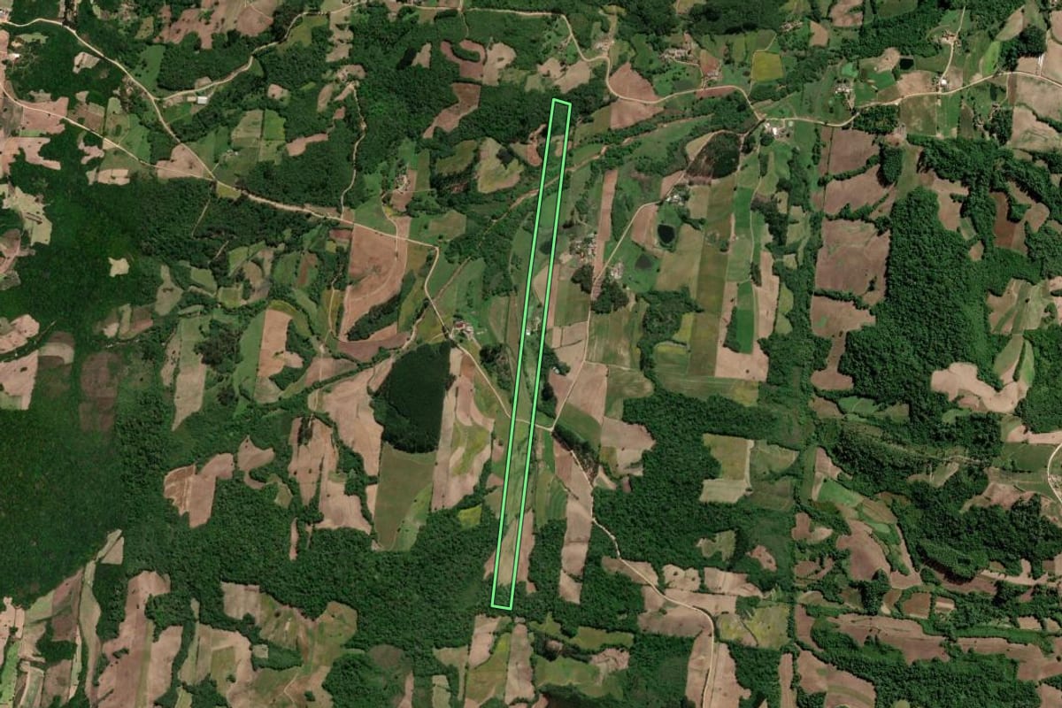 Imagem de satélite do imóvel rural em São Lourenço do Sul (RS), com o contorno declarado no CAR desenhado por cima.