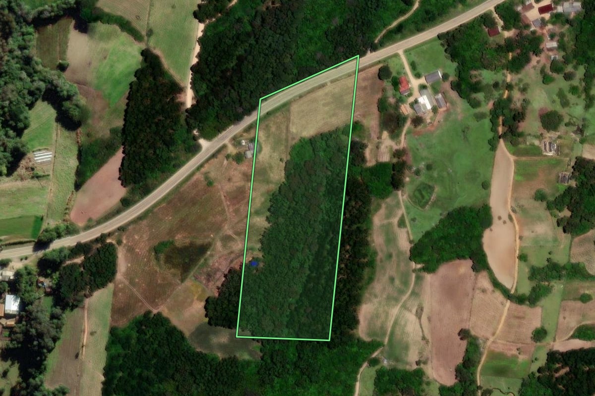 Imagem de satélite do imóvel rural em São Lourenço do Sul (RS), com o contorno declarado no CAR desenhado por cima.