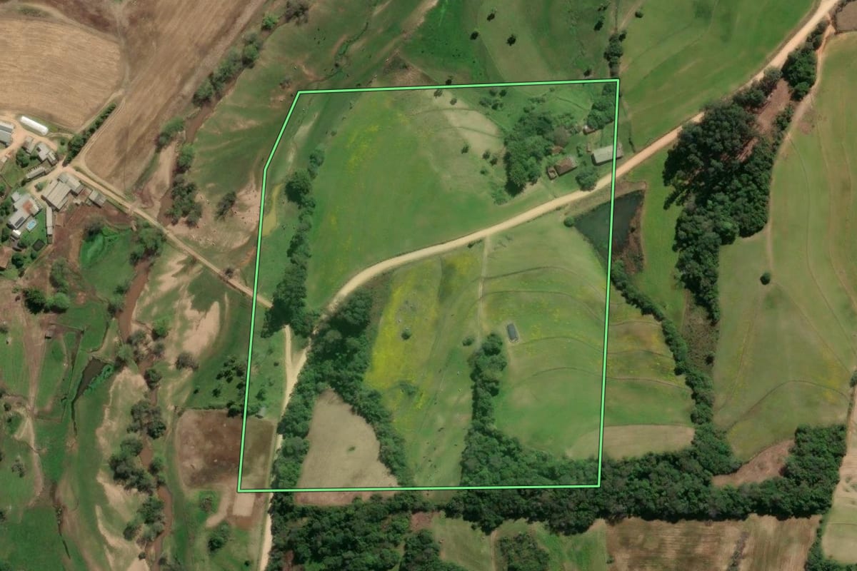 Imagem de satélite do imóvel rural em São Lourenço do Sul (RS), com o contorno declarado no CAR desenhado por cima.