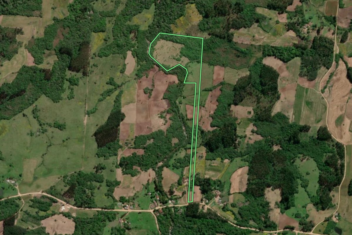 Imagem de satélite do imóvel rural em São Lourenço do Sul (RS), com o contorno declarado no CAR desenhado por cima.