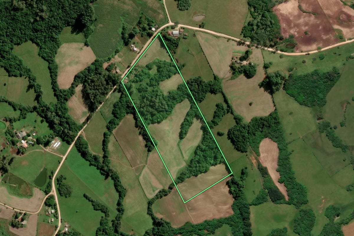 Imagem de satélite do imóvel rural em São Lourenço do Sul (RS), com o contorno declarado no CAR desenhado por cima.