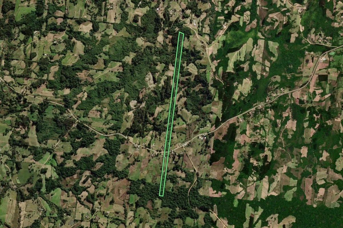 Imagem de satélite do imóvel rural em São Lourenço do Sul (RS), com o contorno declarado no CAR desenhado por cima.