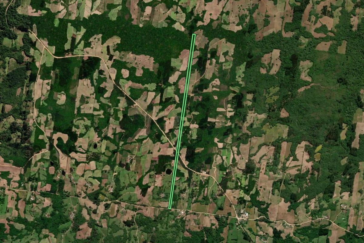 Imagem de satélite do imóvel rural em São Lourenço do Sul (RS), com o contorno declarado no CAR desenhado por cima.