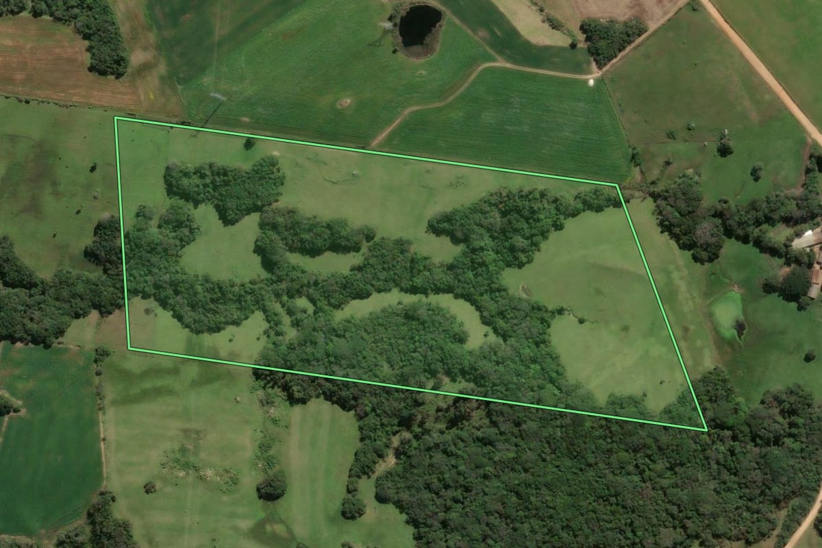 Imagem de satélite do imóvel rural em São Lourenço do Sul (RS), com o contorno declarado no CAR desenhado por cima.