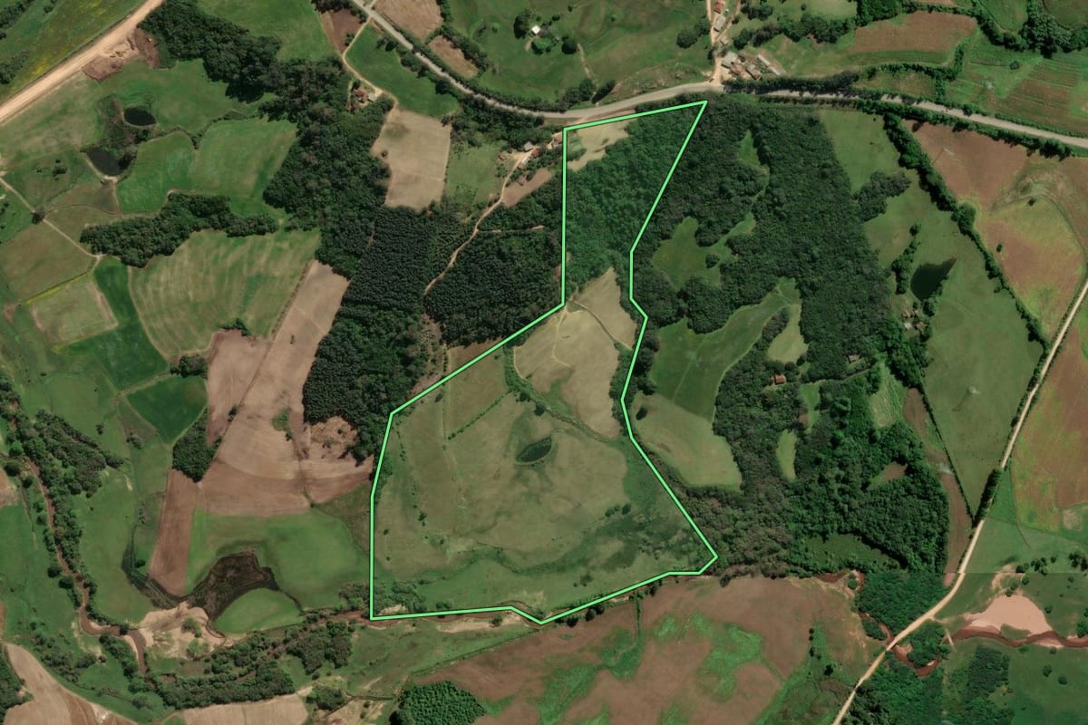 Imagem de satélite do imóvel rural em São Lourenço do Sul (RS), com o contorno declarado no CAR desenhado por cima.