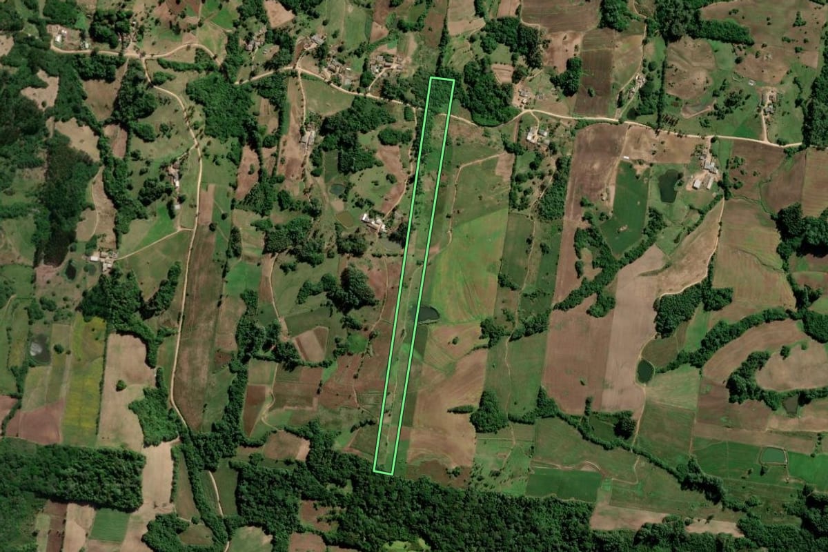 Imagem de satélite do imóvel rural em São Lourenço do Sul (RS), com o contorno declarado no CAR desenhado por cima.