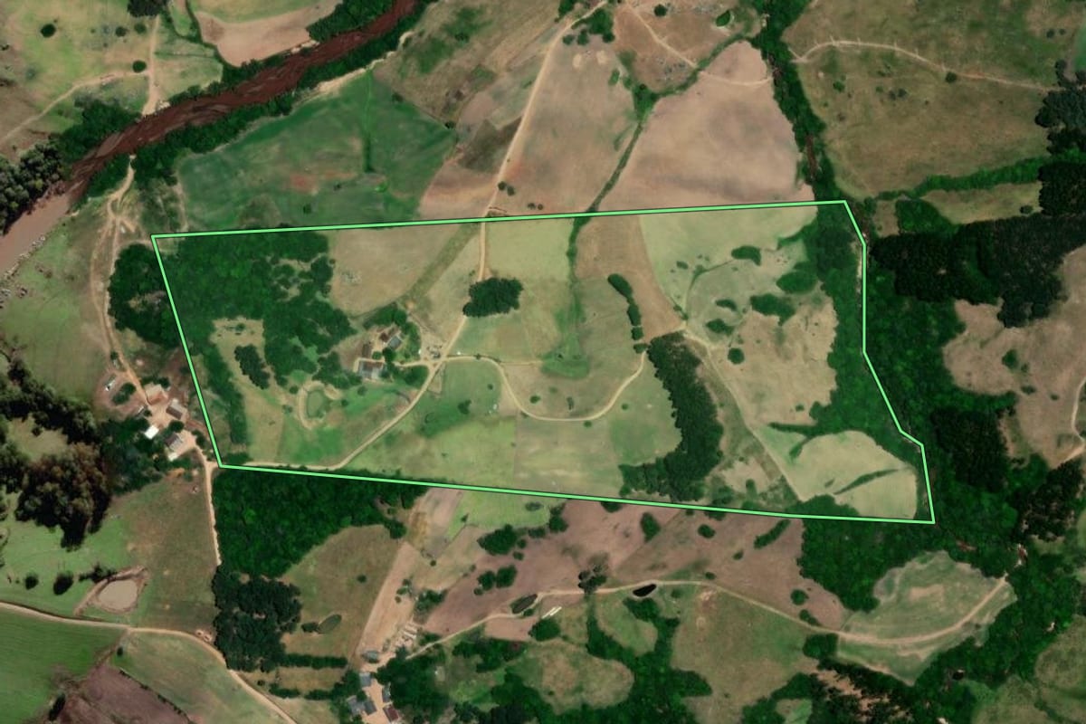 Imagem de satélite do imóvel rural em São Lourenço do Sul (RS), com o contorno declarado no CAR desenhado por cima.