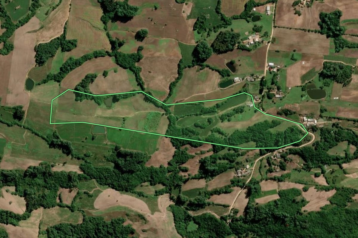 Imagem de satélite do imóvel rural em São Lourenço do Sul (RS), com o contorno declarado no CAR desenhado por cima.