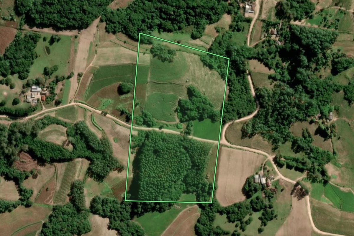 Imagem de satélite do imóvel rural em São Lourenço do Sul (RS), com o contorno declarado no CAR desenhado por cima.
