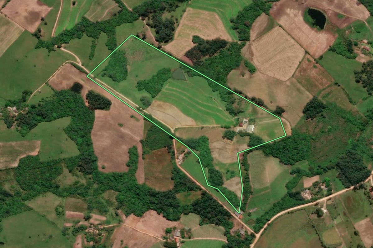 Imagem de satélite do imóvel rural em São Lourenço do Sul (RS), com o contorno declarado no CAR desenhado por cima.